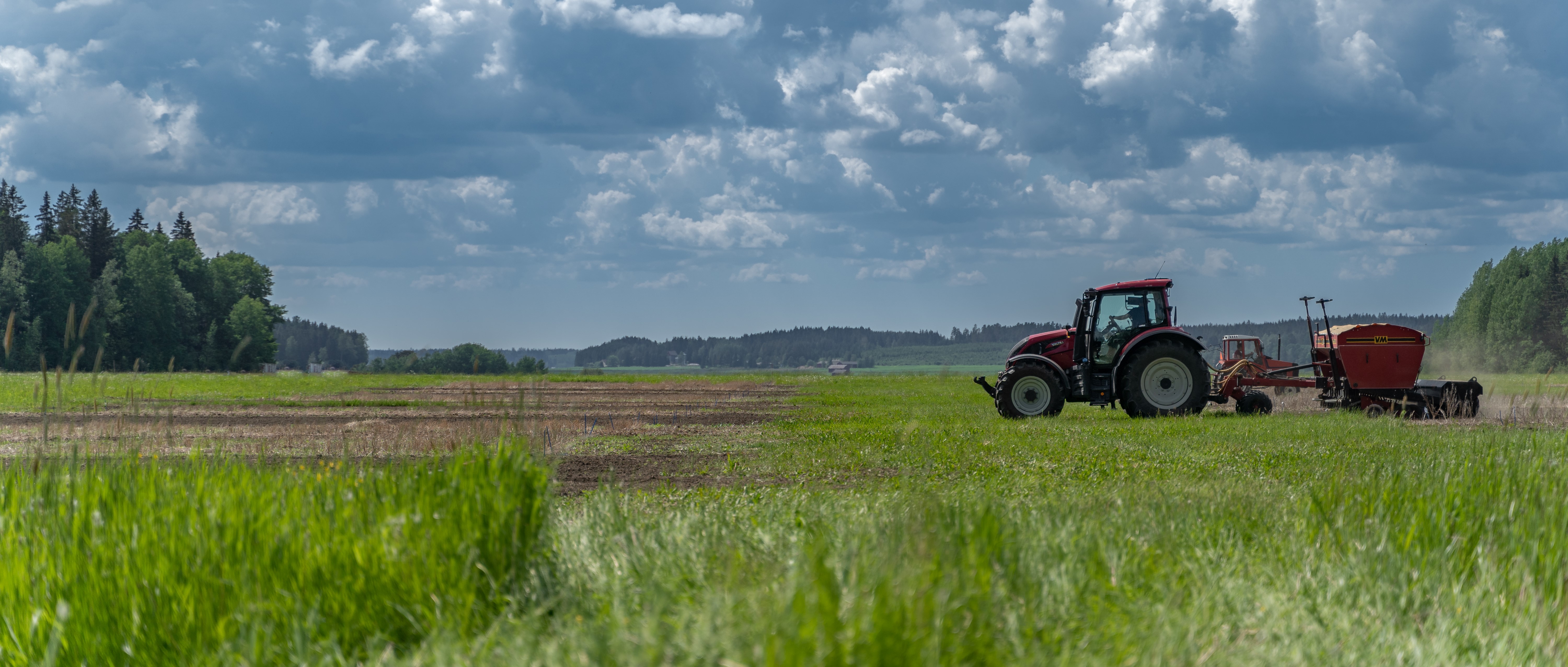 Traktori pellolla.