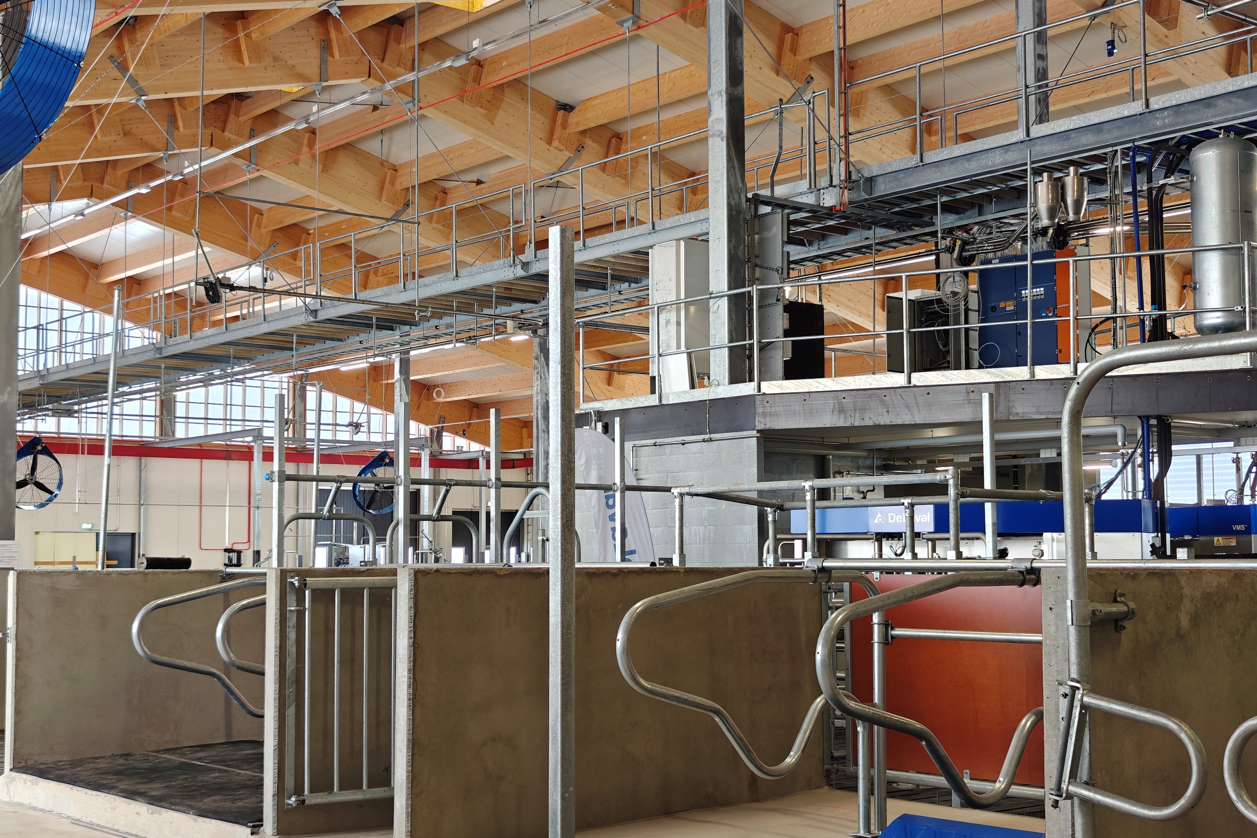 Navetan sisäosa ja laitteita.