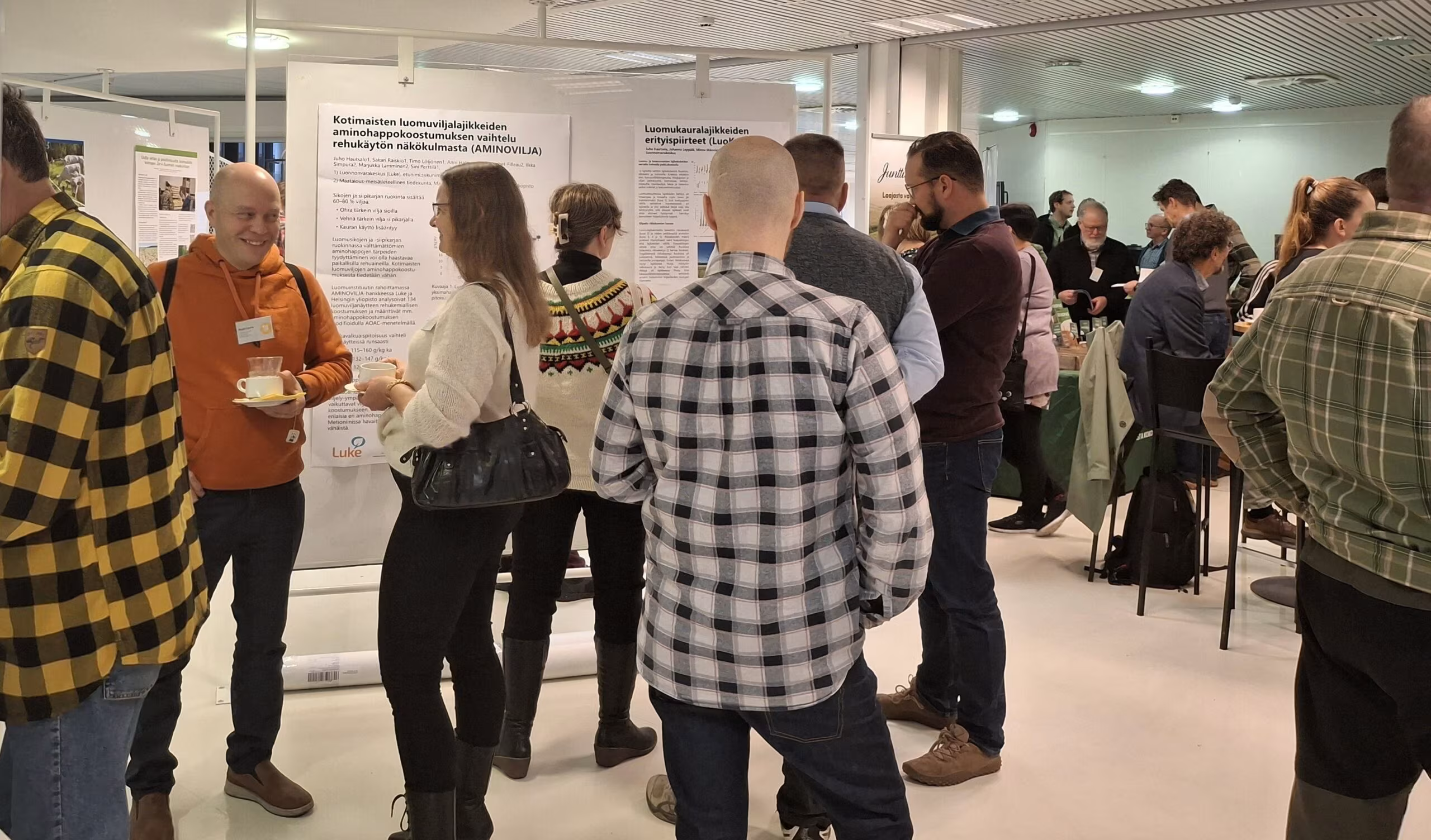 Ihmisiä seisoskelemassa tapahtumassa.