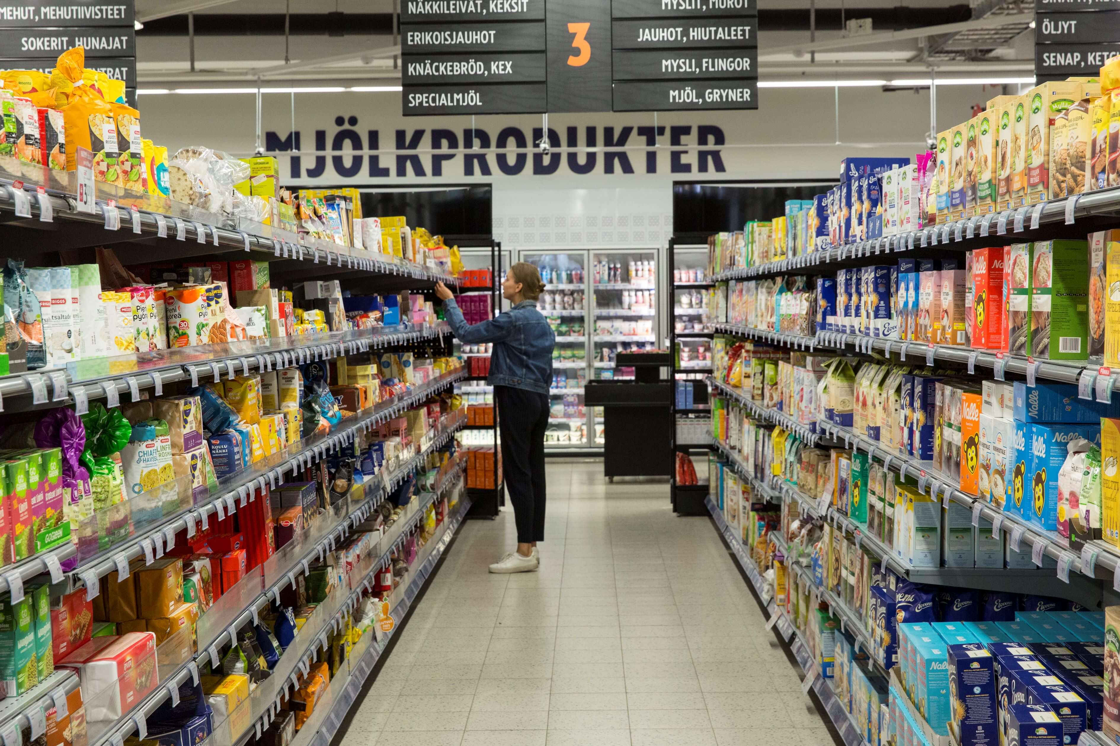 Ruokakaupan hyllyväli.