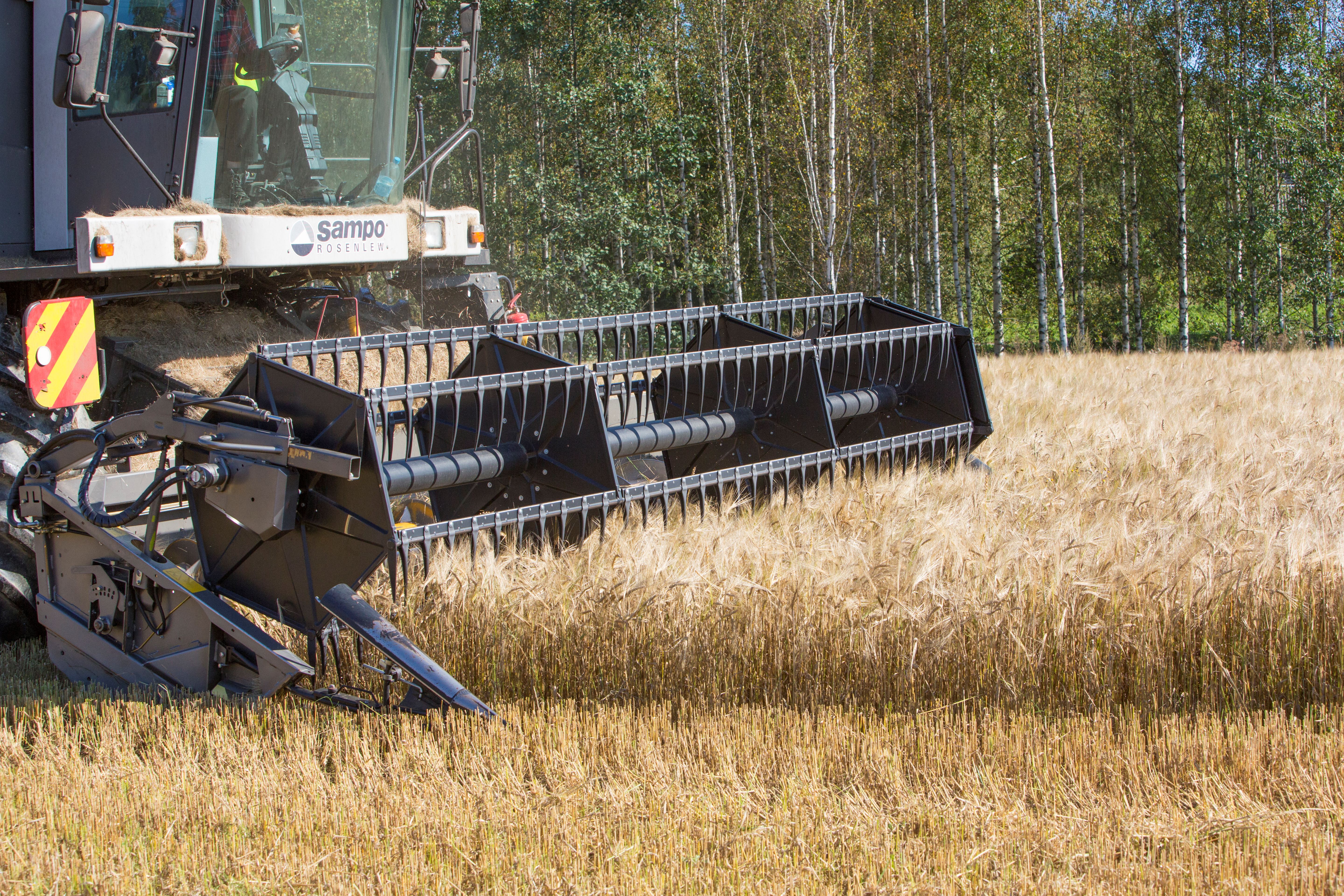 Puimuri korjaamassa viljasatoa.