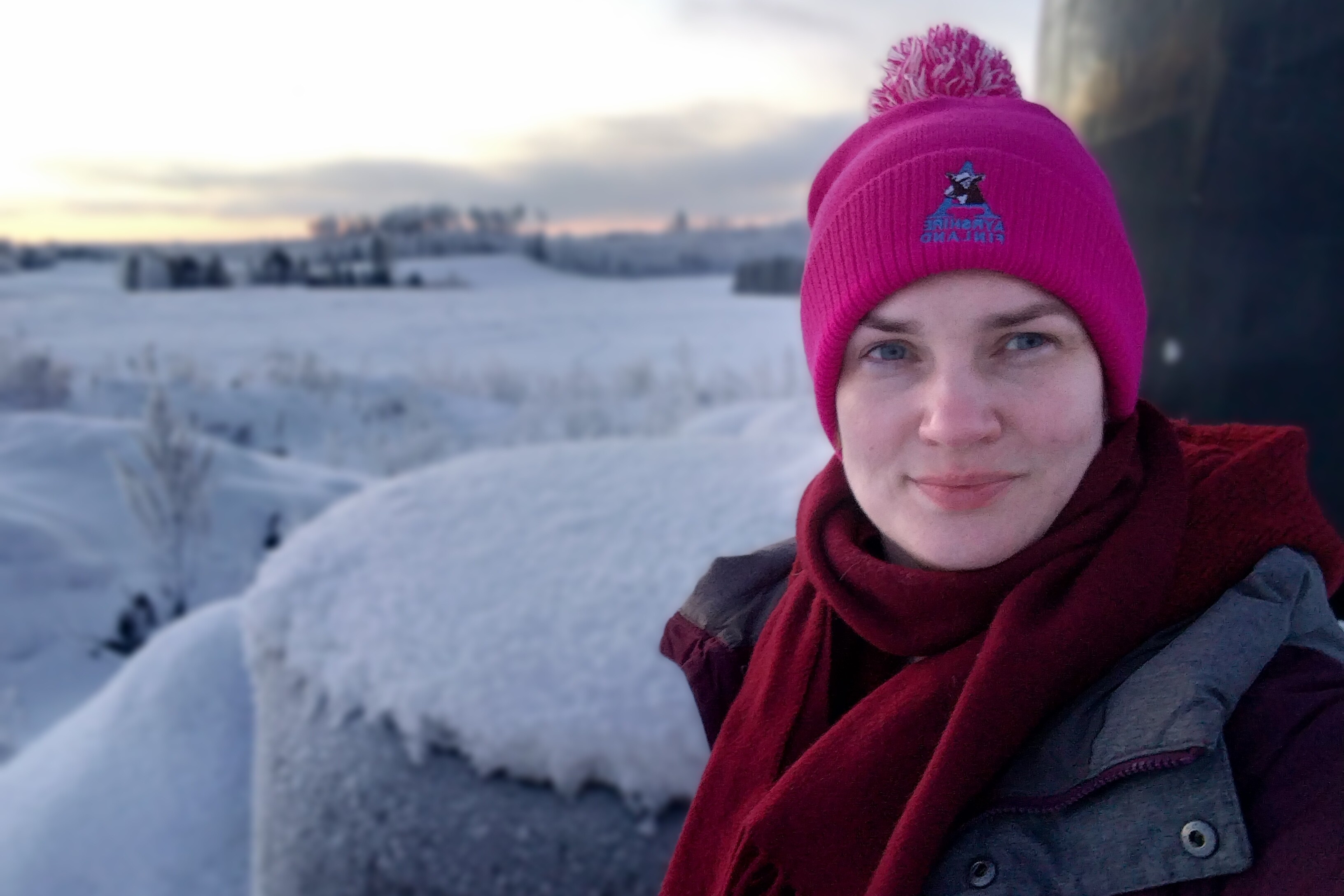 Kasvokuva Elli Tervalasta lumitaustalla.