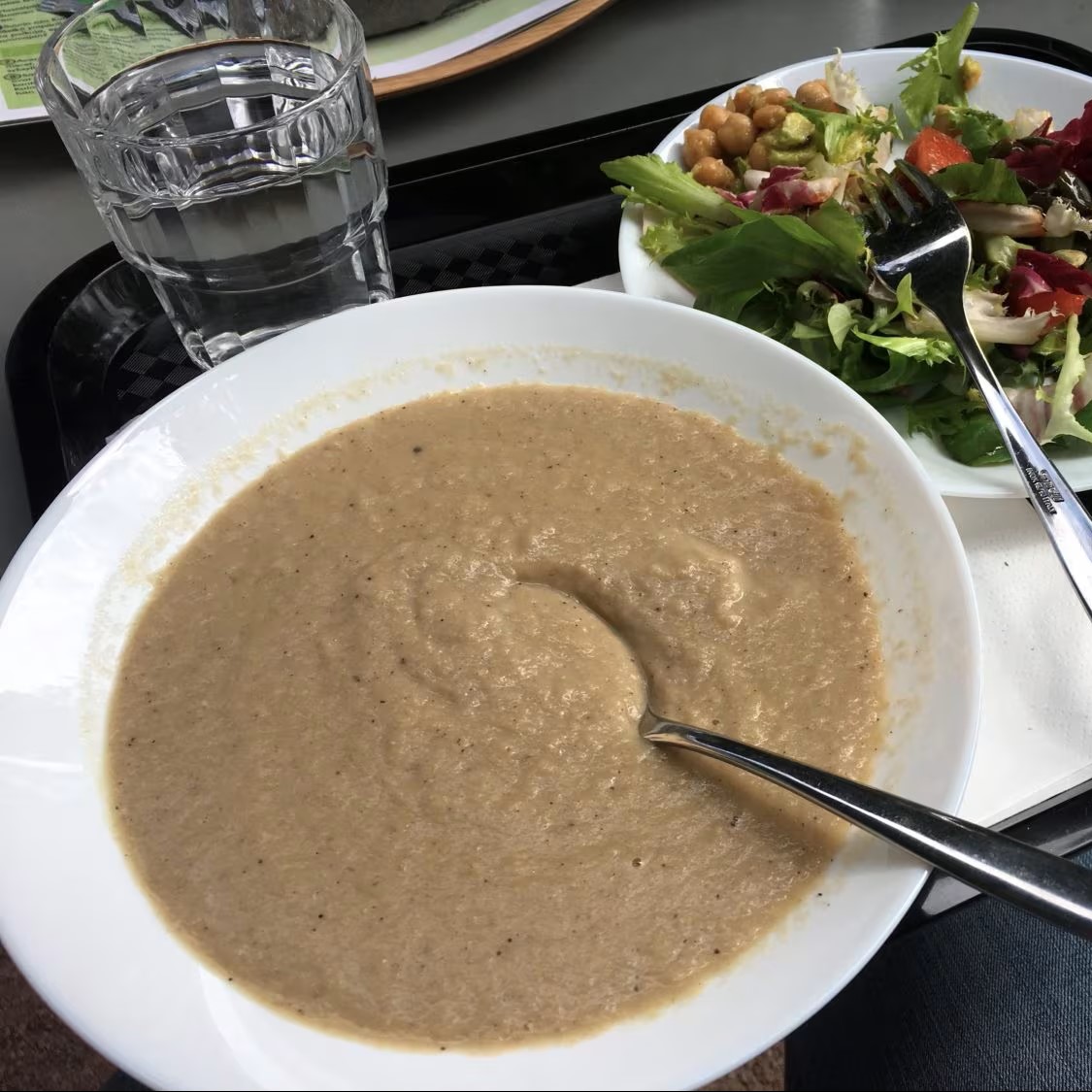 Keittolounas ja lisukesalaatti tarjottimella.