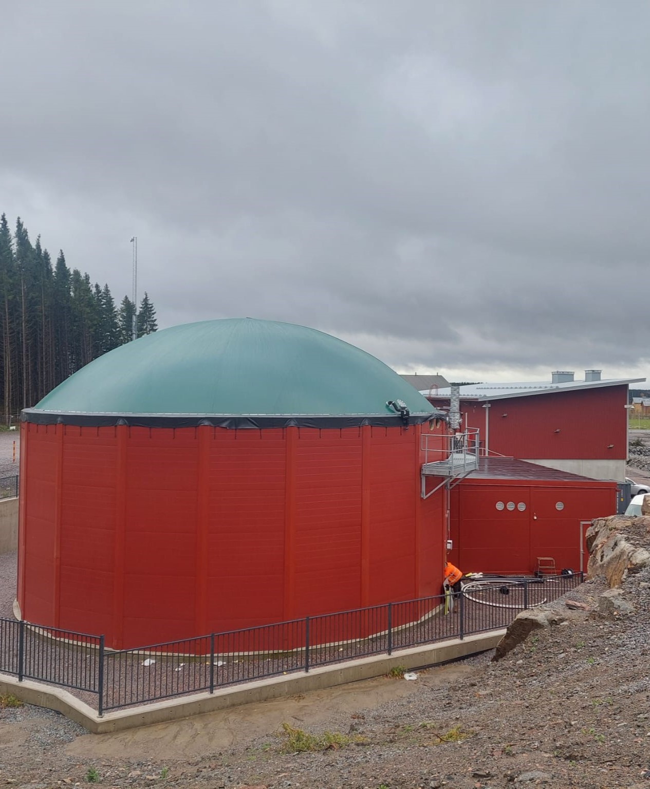 Punainen biokaasulaitos.