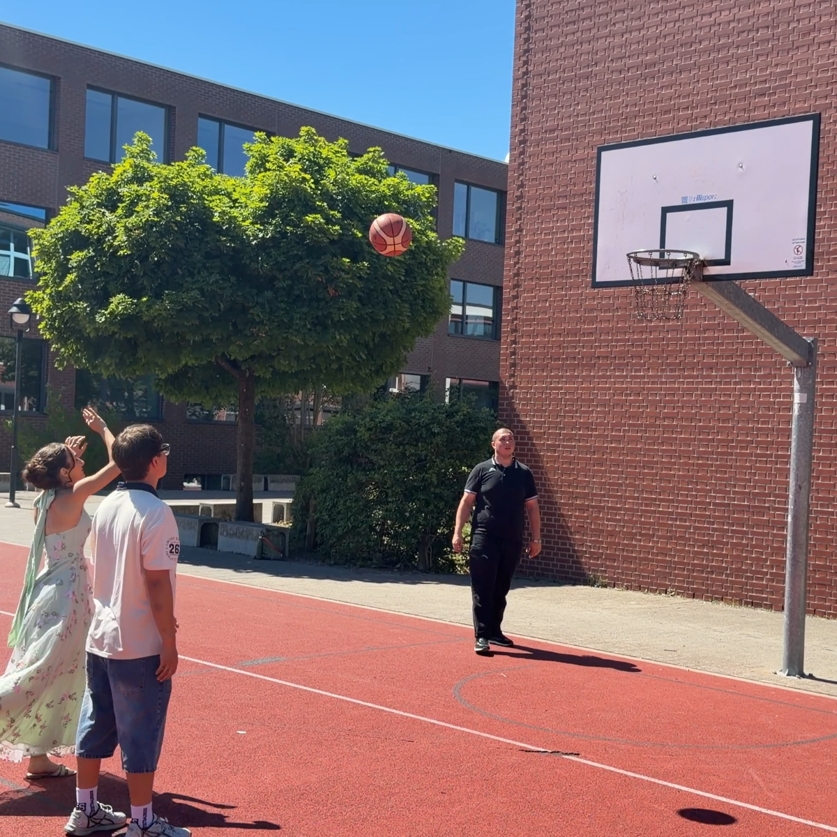 Teilnehmende beim Basketball-Posten der Olympiade