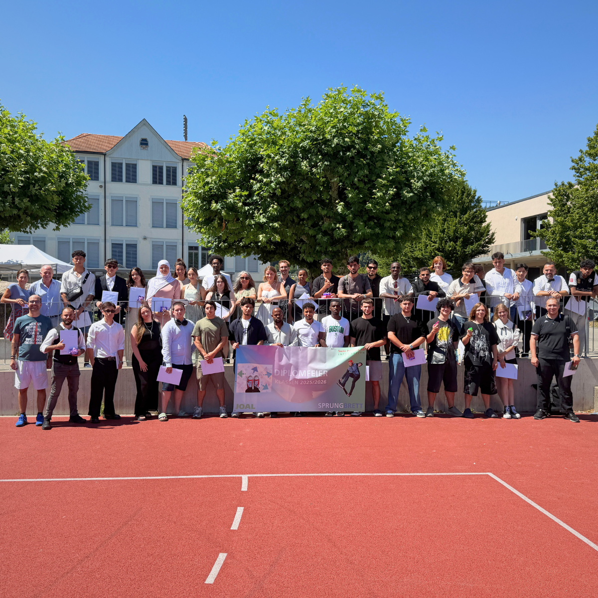 Gruppenfoto aller Absolventinnen und Absolventen der Klassen 2025/2026 mit ihren Coaches