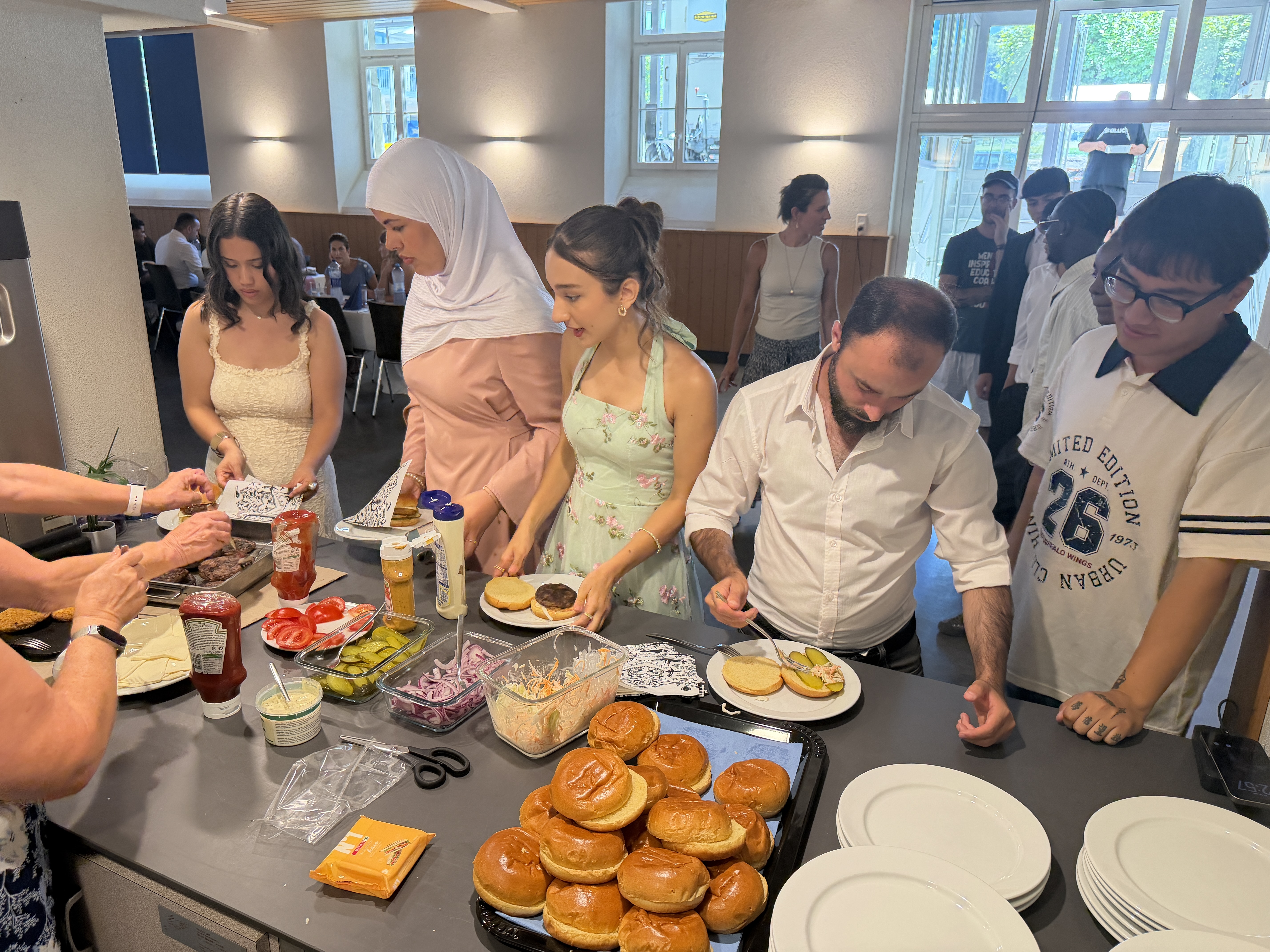 Stärkung mit einem feinen Grill- und Salatbuffet