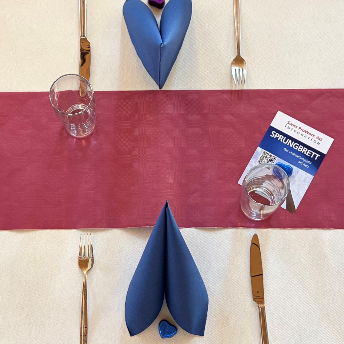 Festlich gedeckter Tisch mit Programm-Flyer am Platz