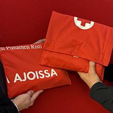 Kädet pitämässä kahta pussukkaa.