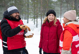 Punaisen Ristin vapaaehtoisia nuoria ulkona lumisessa maisemassa