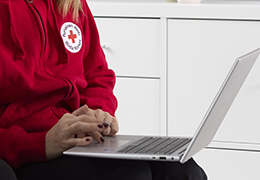 Henkilö kannettavan tietokoneen kanssa.