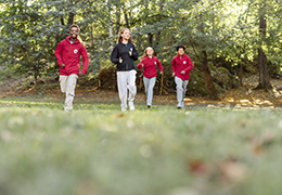 Nuoria juoksemassa ulkona.