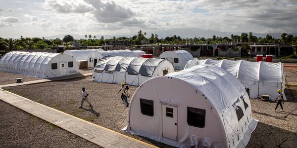 Kuvassa teltoista koostuva kenttäsairaala Haitilla.