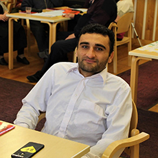 Kuvassa Ibrahim Al Ahmed katsoo suoraan kameraan kameraan