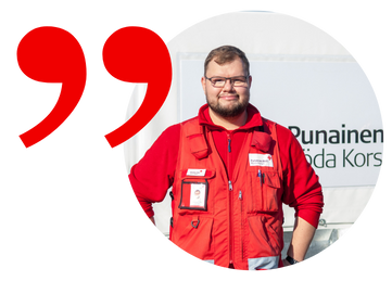 Hymyilevä henkilö seisomassa katse kameraa kohden.