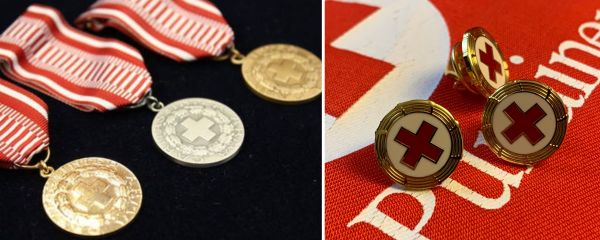 Ansiomitaleita ja ansiomerkkejä.