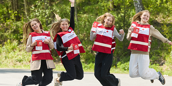 Kaksi hymyilevää henkilöä istuu rinnakkain.