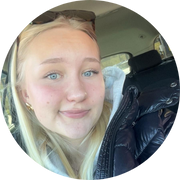Henkilö, jolla on aurinkolasit päälaellaan katsomassa eteenpäin.
