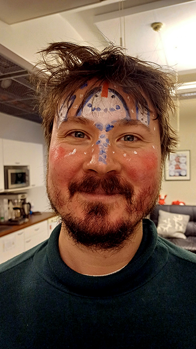 Kasvomaalattu glögivieras.