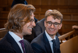 Twee jonge bezoekers van de Cleveringa-oratie