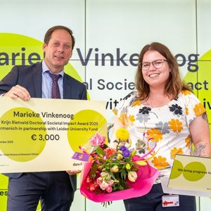 Marieke Vinkenoog receives the award