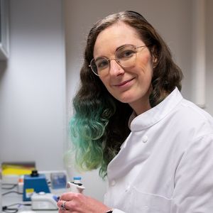 Marieke IJsselsteijn in labjas